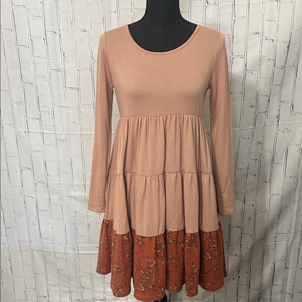 NWOT Red lolly Elegant Peach and Rust Tiered Dress. Size medium but fits small